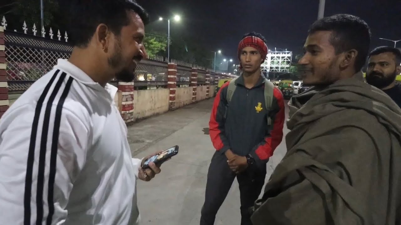 इंदौर ￼ railway station पर स्टूडेंट्स को लूटा जा रहा है।ये फ़र्जी तरीक़ा काम मत करो।