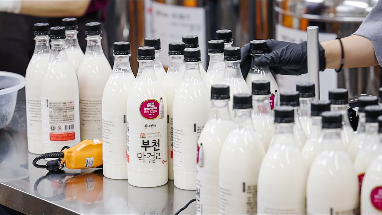 한국의 전통 술 달인이 수제 막걸리를 만드는 과정