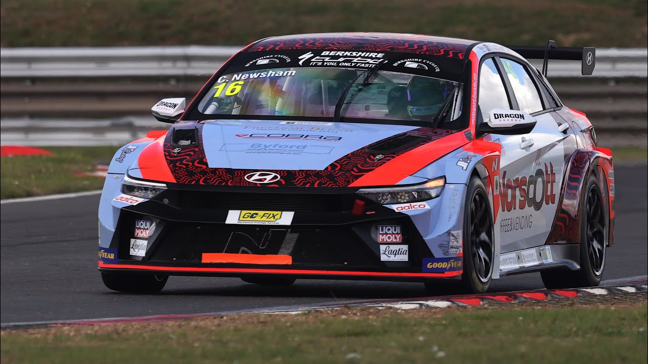 Driving my new Hyundai Elantra TCR car for the first time at Snetterton Race Circuit 🚗
