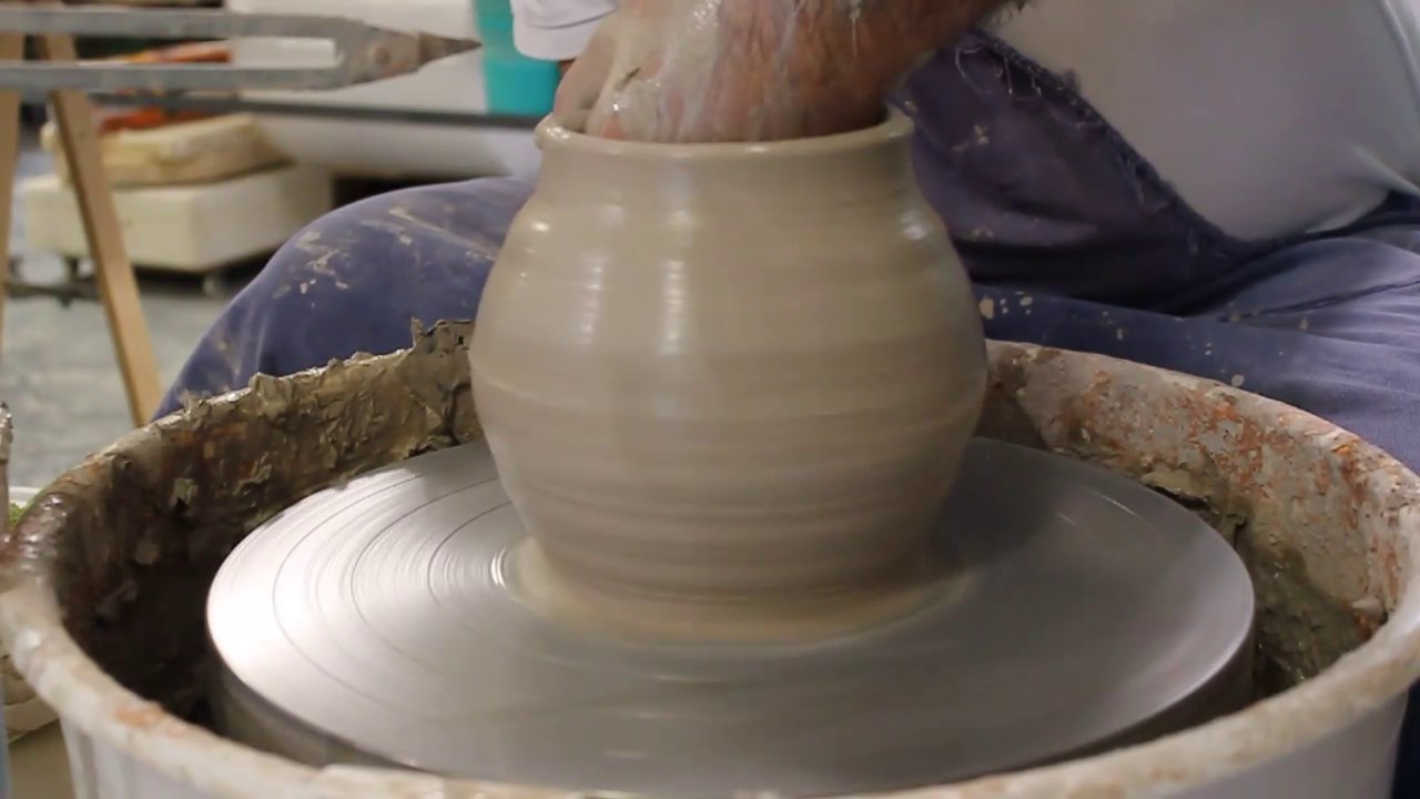 Tournage d'une photophore boule en terre à faience blanche par le Petit Vallauris