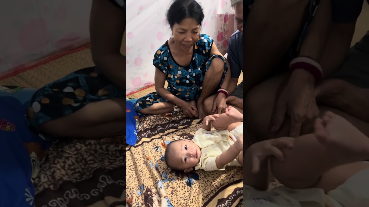 Kaka thức khuya cùng ông bà nội ngày tết 2025