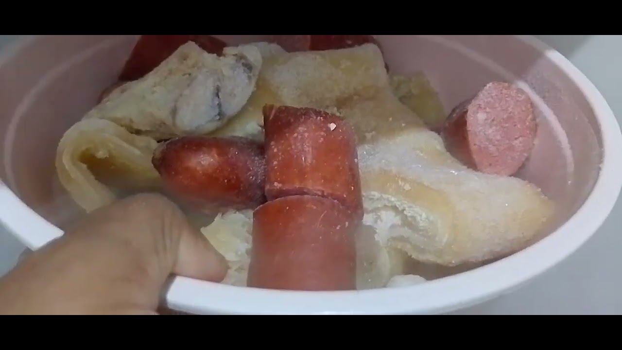 Gente mostrando a vocês aqui o meu jantar linguiça assada e macarrão 🍝 macaxeira suco de uva 😋🥤🍜😀🙏🥘