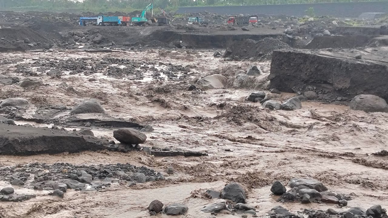 LIVE !!! BANJIR LAHAR HUJAN SEMERU DATANG LAGI AWAS TETAP WASPADA