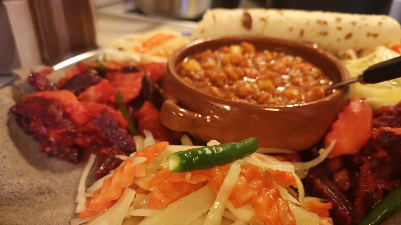 ሽሮ በ አበባ ጉመን ሞክሩ - Vegetarian dish with injeera and flat bread