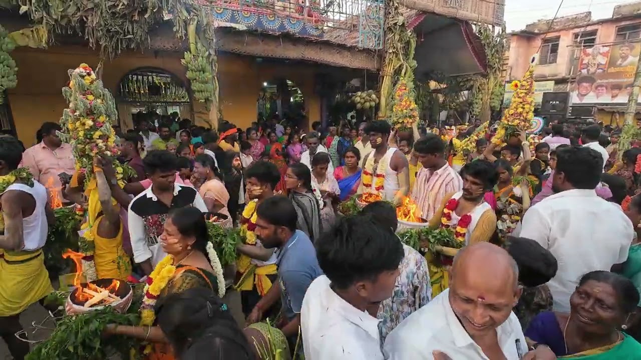 பூங்கரம்,அக்னிகரம் மற்றும் தீச்சட்டி எடுத்து வரும் பக்தர்கள் அருள்மிகு தானாவளர்ந்த மாரியம்மன் கோவில்
