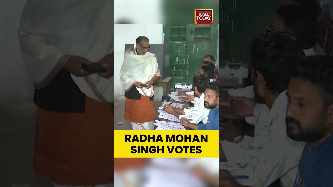 #BJPMP #RadhaMohanSingh Casts His Vote at #PollingBooth in #Motihari During #BiharElections2025