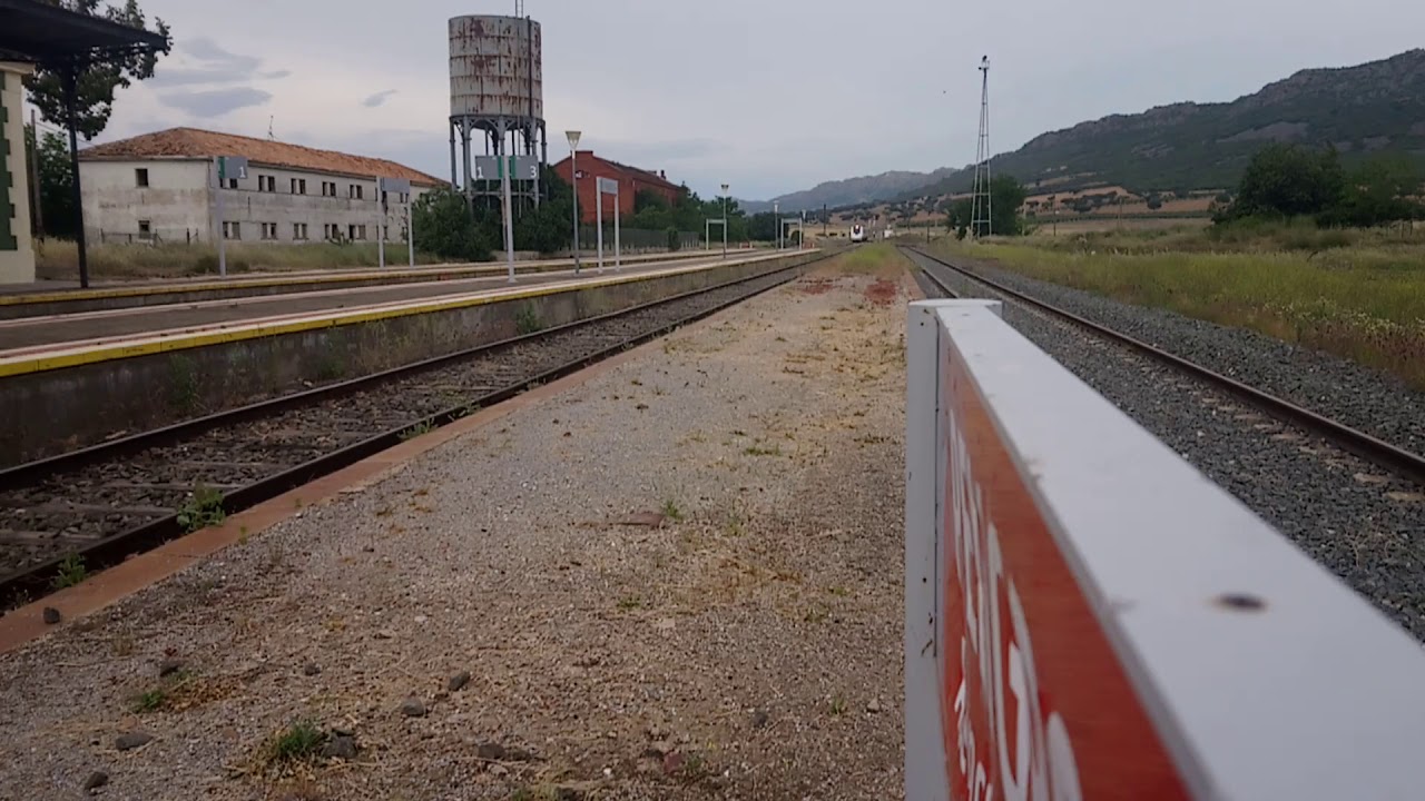 MD Alcazar de San Juan - Badajoz entrando en Almorchon para realizar su correspondiente parada