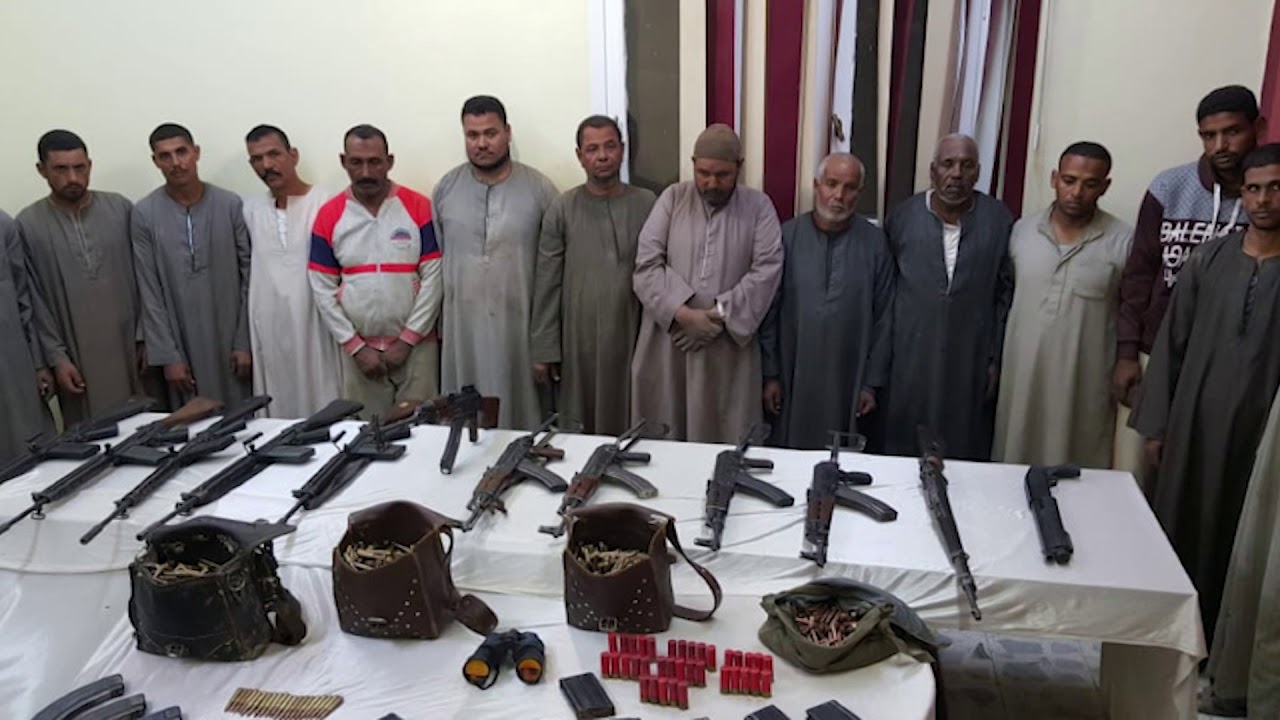 ضبط 14 شخص من أفراد عائلتين بدائرة مركز شرطة ديروط بأسيوط وبحوزتهم 12 قطعة سلاح نارى