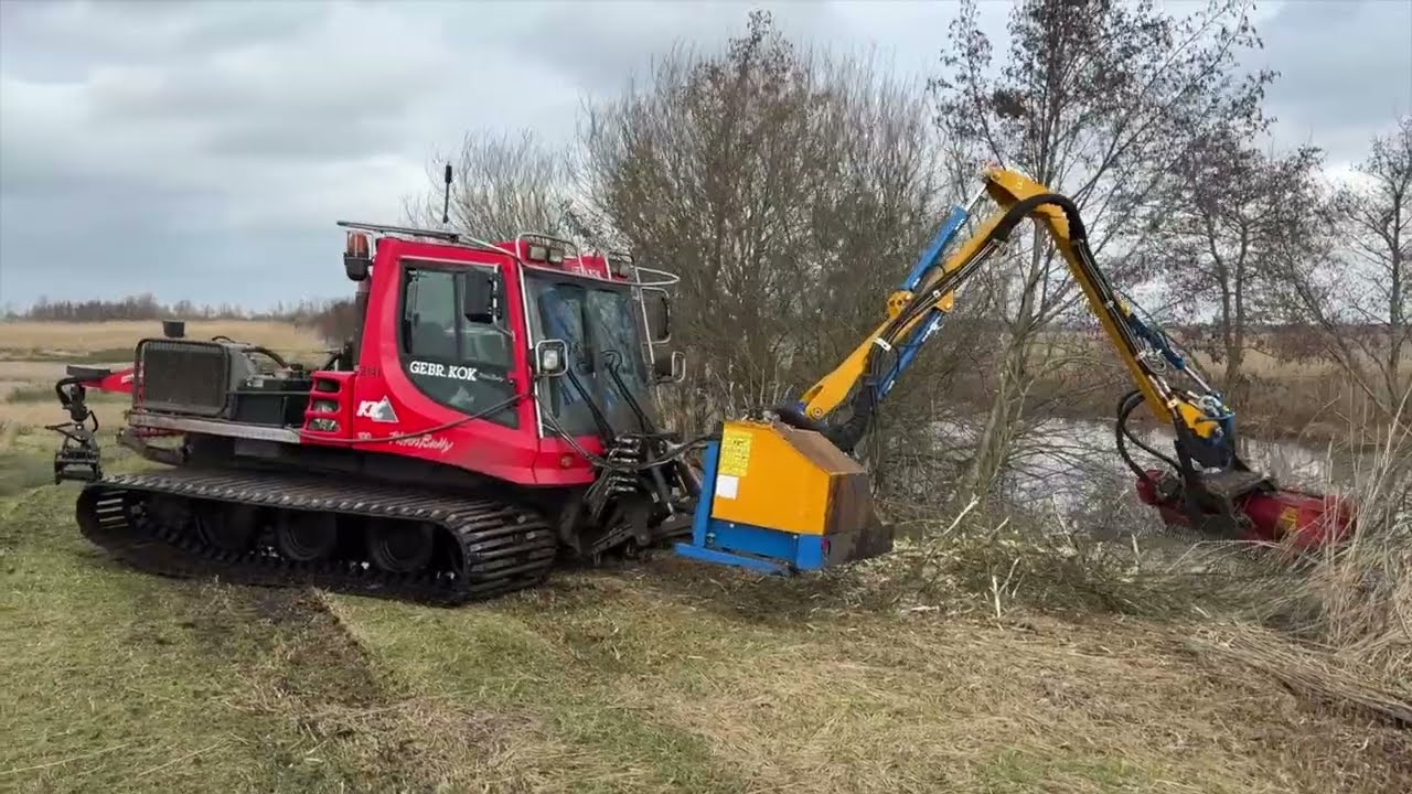 Gebr. Kok met de PistenBully 100 opschot aan het verwijderen in de Onlanden.