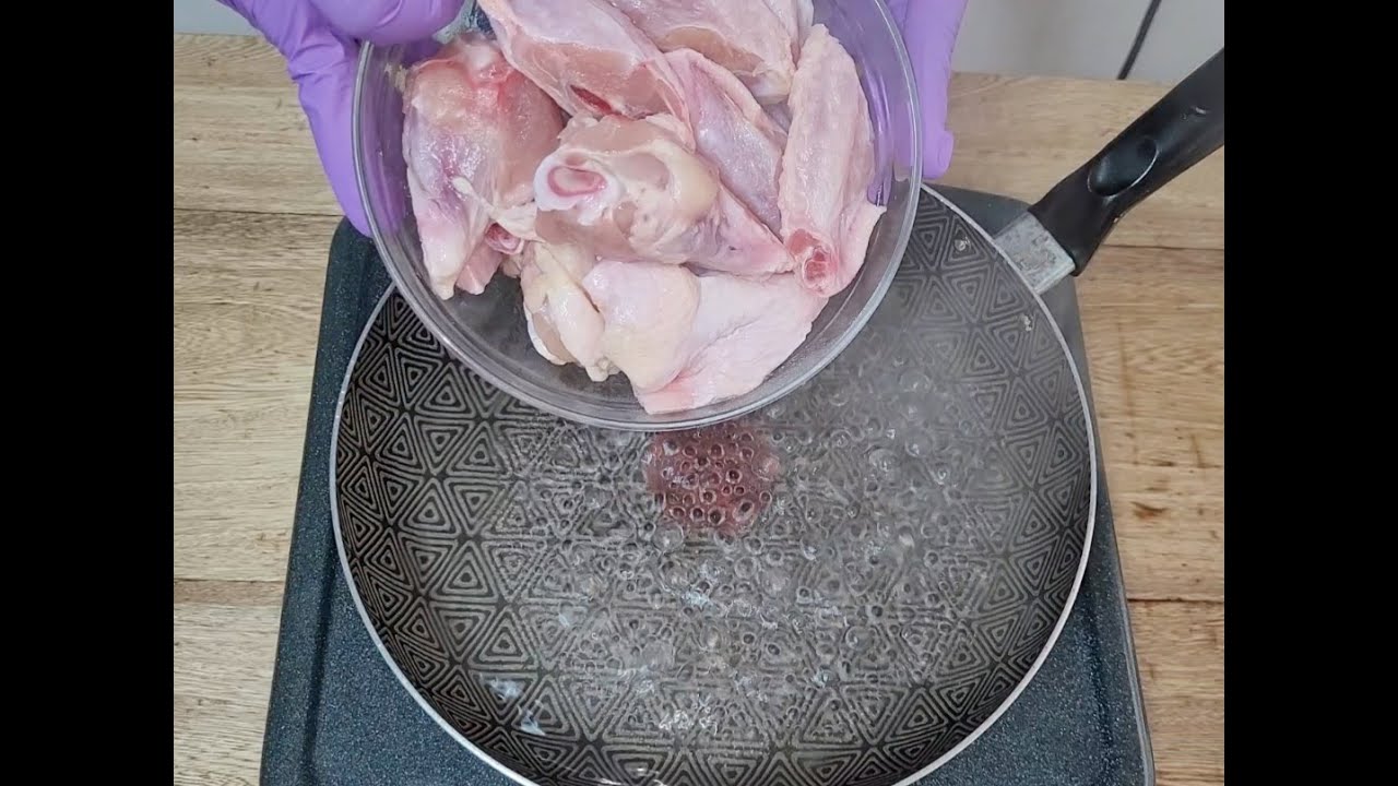 Ya no frito el pollo en aceite, ¡ahora solo lo frito en agua hirviendo!