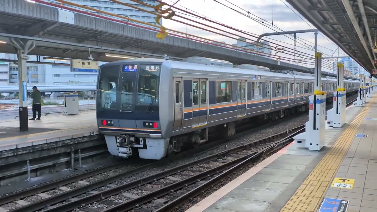 JR神戸線、神戸駅の平日の朝ラッシュ。