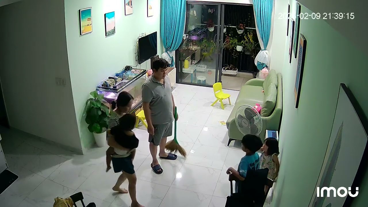 ngôi nhà hài hước tập 2 _câu chuyện ăn đòn giả vờ mà nó khóc thấy ghê