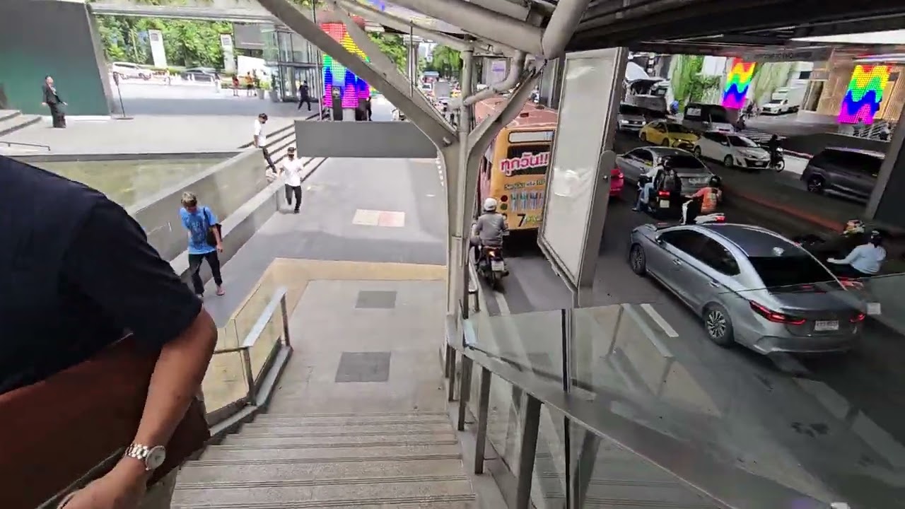 Bangkok - Phrom Phong (E5) - Exit 2 #mrt #green #bangkok #greenline #phromphong
