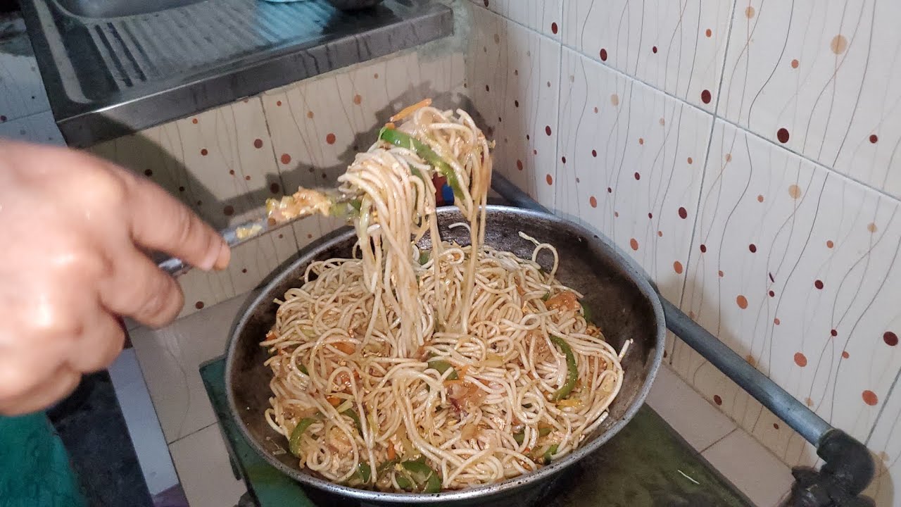 আজকে বানালাম চিকেন এগ চাওমিন || chicken egg chow main street styles 