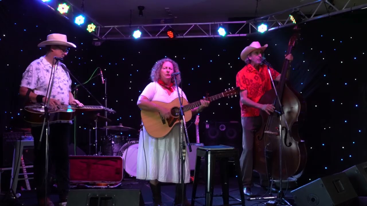 The Cartwheels are Golden Guitar winners Wendy Phypers & Dave Patterson.video C0051
