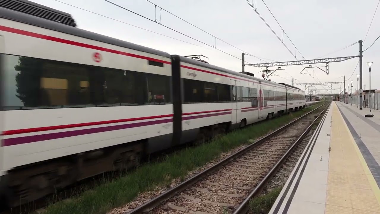 Renfe 447 doble composici&oacute;n saliendo de Albal Valencia