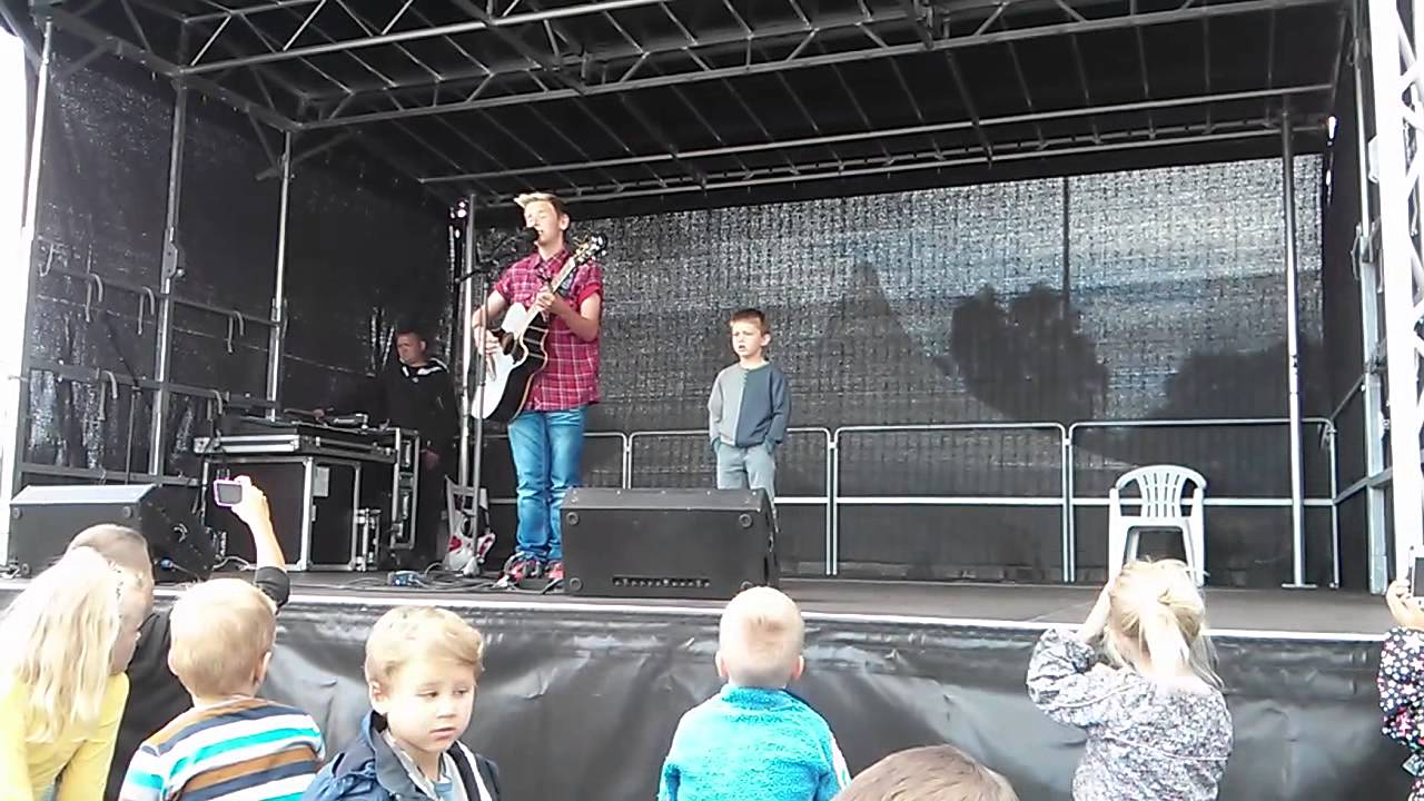 Jonathan på scenen med Kristian fra mgp