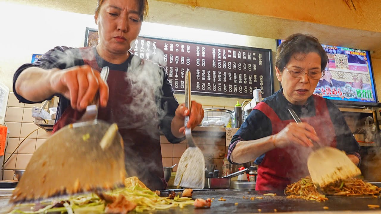 Много видов японских блинов и жареной лапши в Kobe ASMR Okonomiyaki Teppanyaki