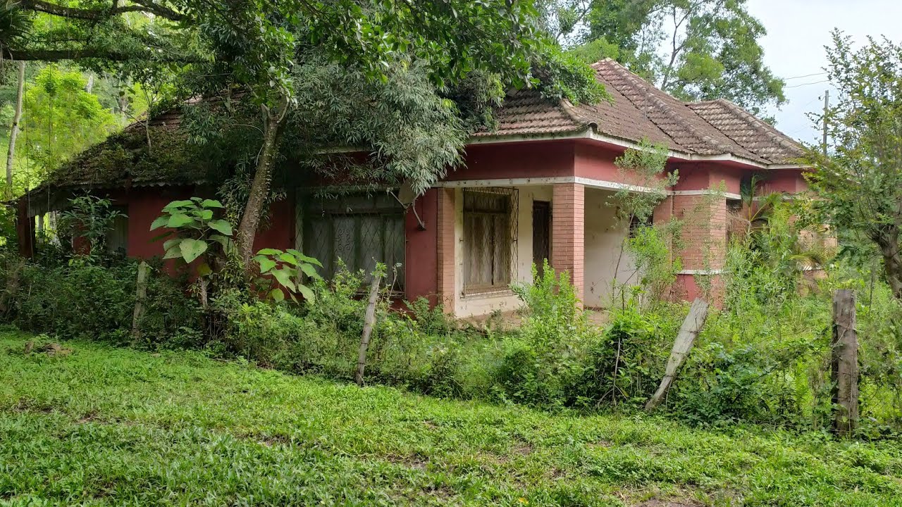 UM BANHEIRO  ENORME E LINDO QUE TEM NESSA MANSÃO ABANDONADA COM UMA LINDA PENTEADEIRA ANTIGA