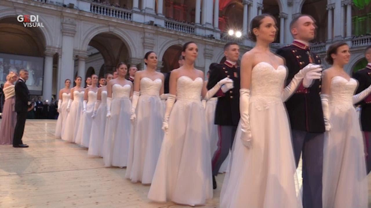 Modena, ballo delle debuttanti fascino senza tempo