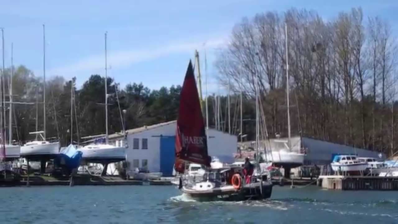 HABER 660C4 self course keeping yacht. Sailing to the harbor with mainsail and jib and no rudder.