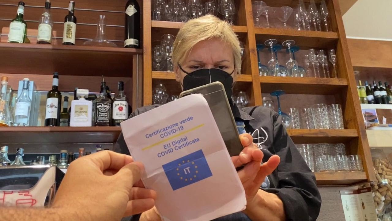 Milano, prima colazione con il green pass, gli esercenti: 
