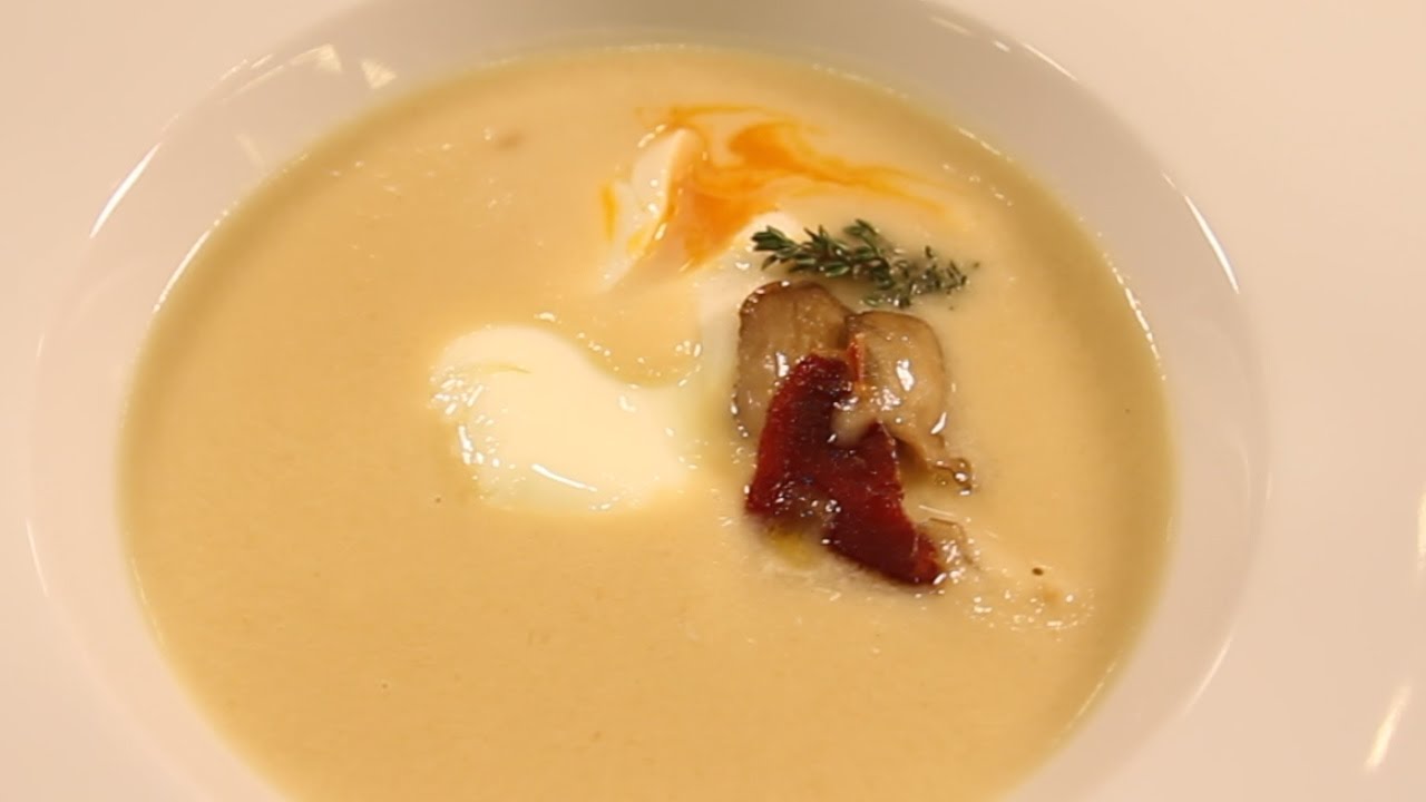 Crema de ceba amb cruixent de pernil i ou escumat