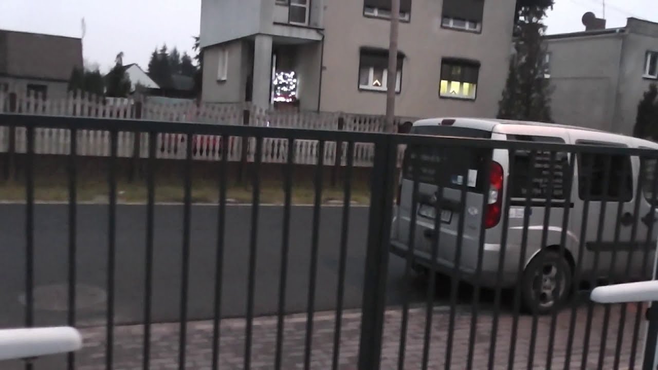 Siłowniki do bramy skrzydłowej - wieczorową porą.
