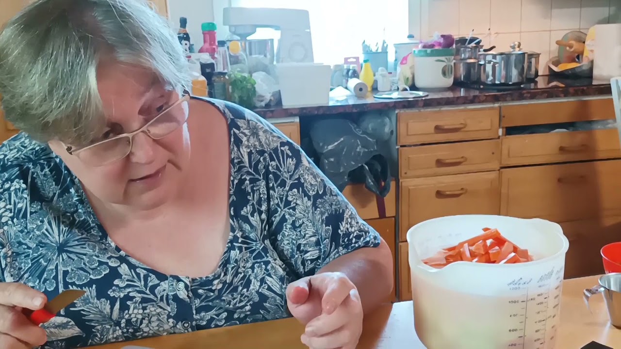 Kausi 1; Jakso 21: Juustoinen lohikeitto ja sitruunakiisseli - Tapahtuu mummolassa !