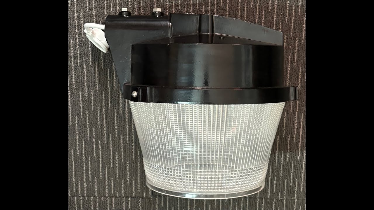 Sylvania B2223 street light