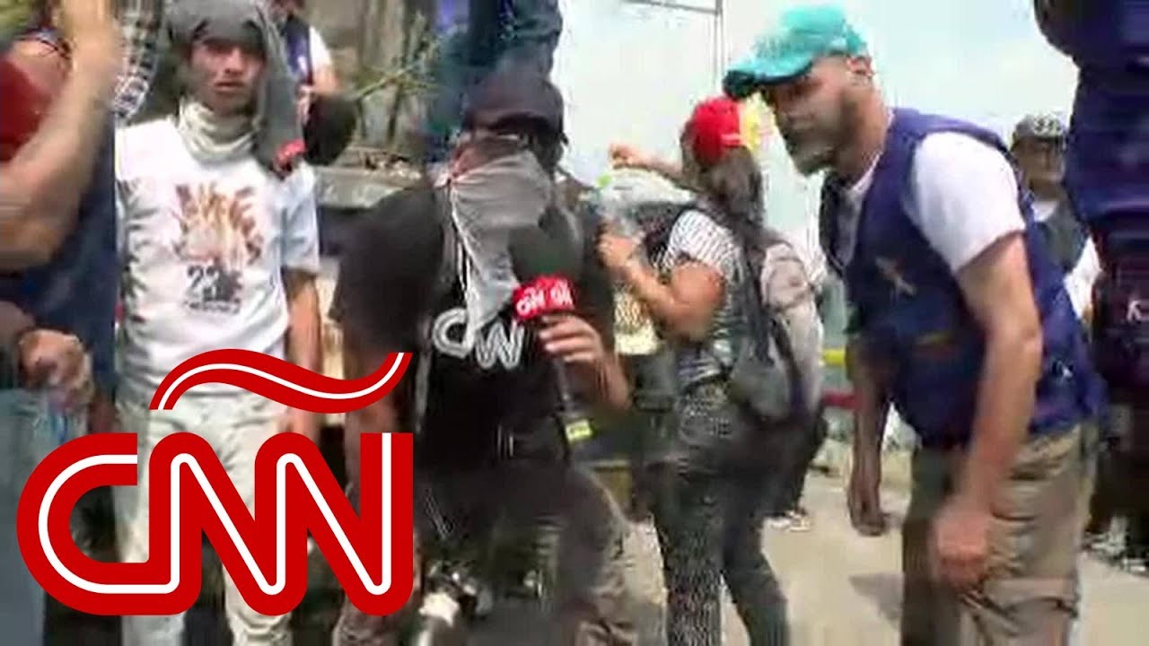 Entre gases, piedras y perdigones: así bloquean los camiones con ayuda humanitaria