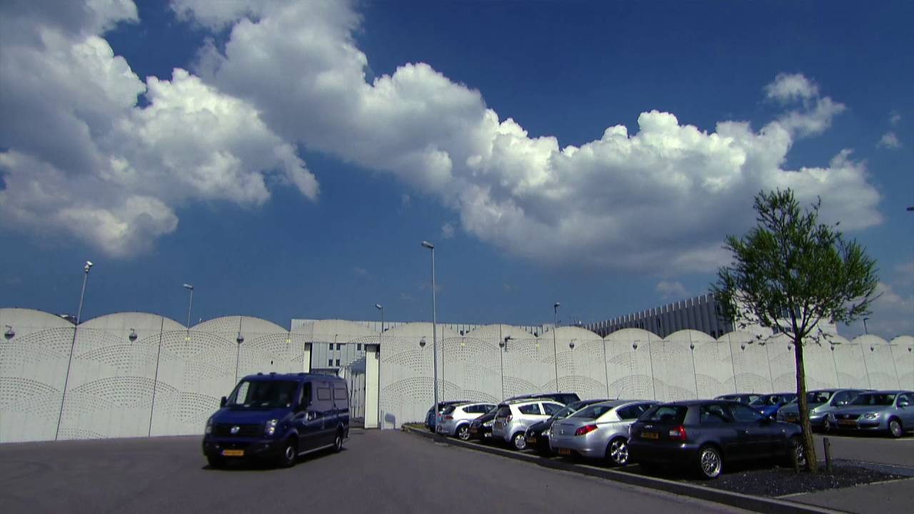 Meekijken met marechaussees op Schiphol: arrestantenzorg, slikkerstoilet en werken als parketpolitie