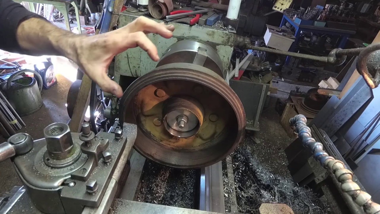 usinage des tambours de frein pour une Jeep Willys .