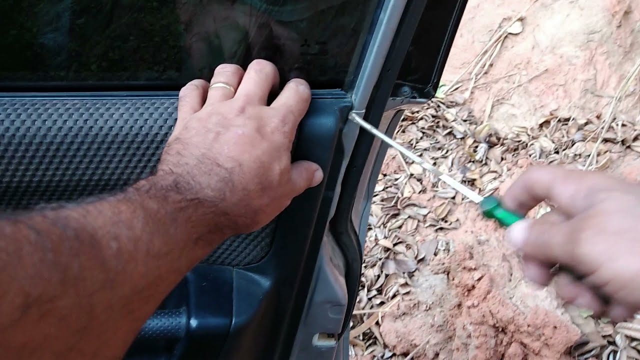 Pajero TR4 - Desmontagem e montagem do forro da porta dianteira