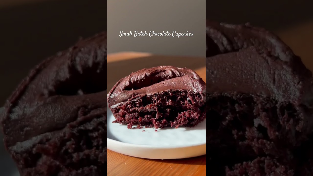 6 perfect cupcakes - the only small batch chocolate cupcake recipe you need! recipe below👇🏽