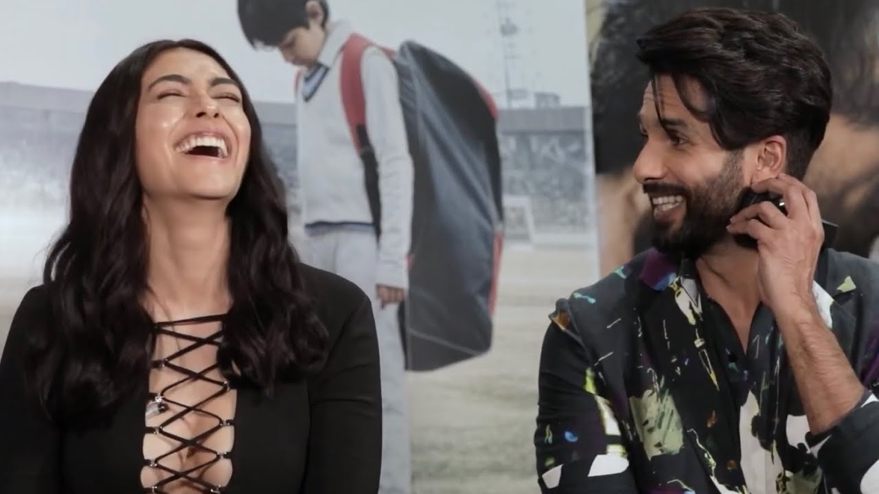Shahid Kapoor & Mrunal play Whisper Challenge 😂 | Jersey | Gaurav