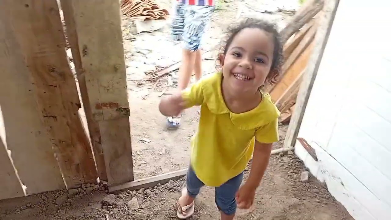 No sítio, finalizando a construção do galinheiro para as galinhas. 