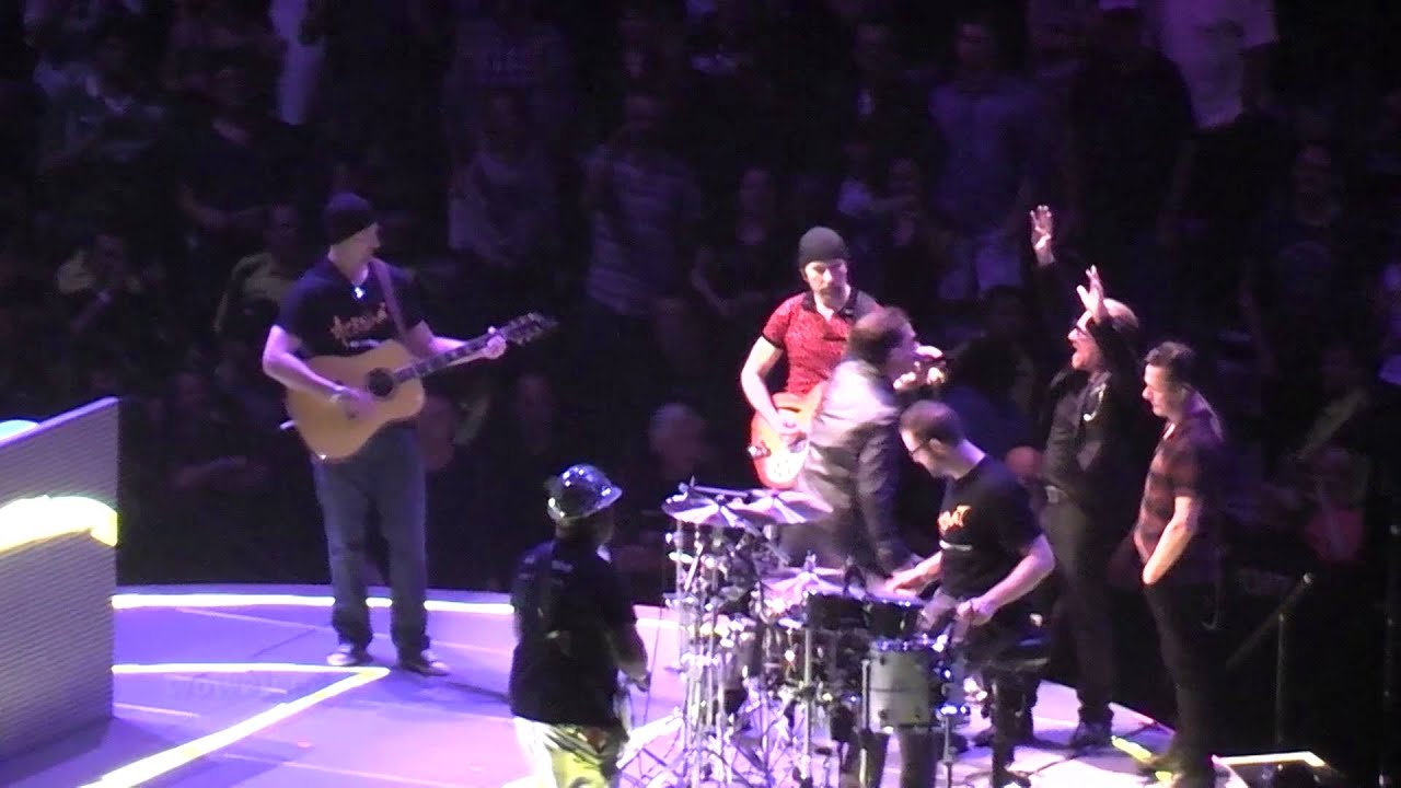 U2 invites tribute band Acrobat, Jessica and Stepanie on stage Toronto