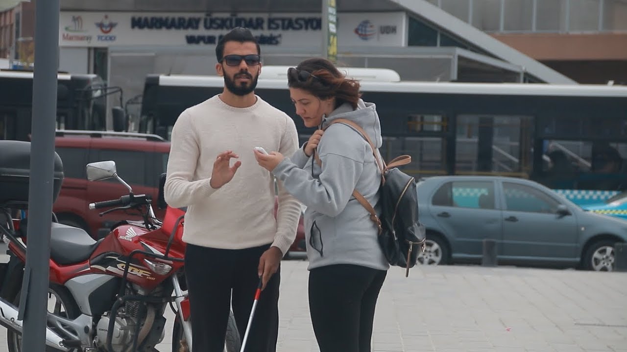 أعمي يطلب من الناس قراءة رساله تقول أن أمه ماتت