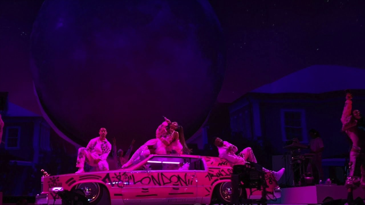 Ariana Grande - 7 rings (empty arena)