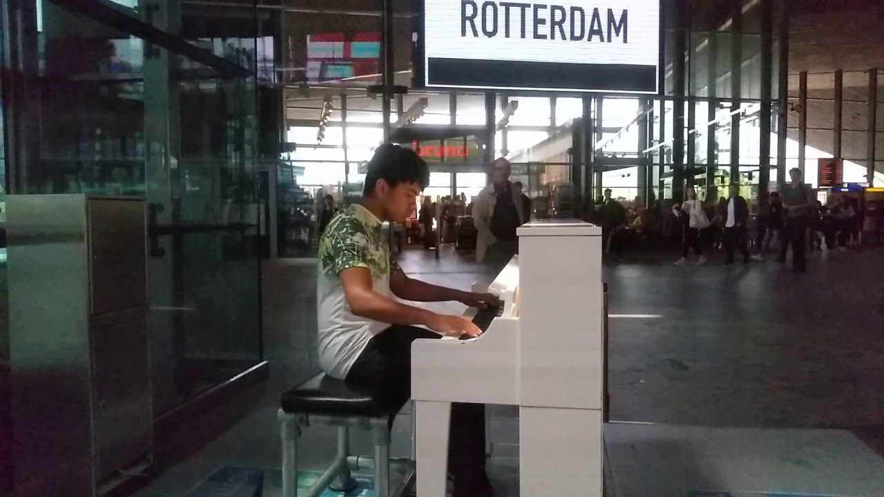 Tyrell george bespeelt de piano op station Rotterdam centraal
