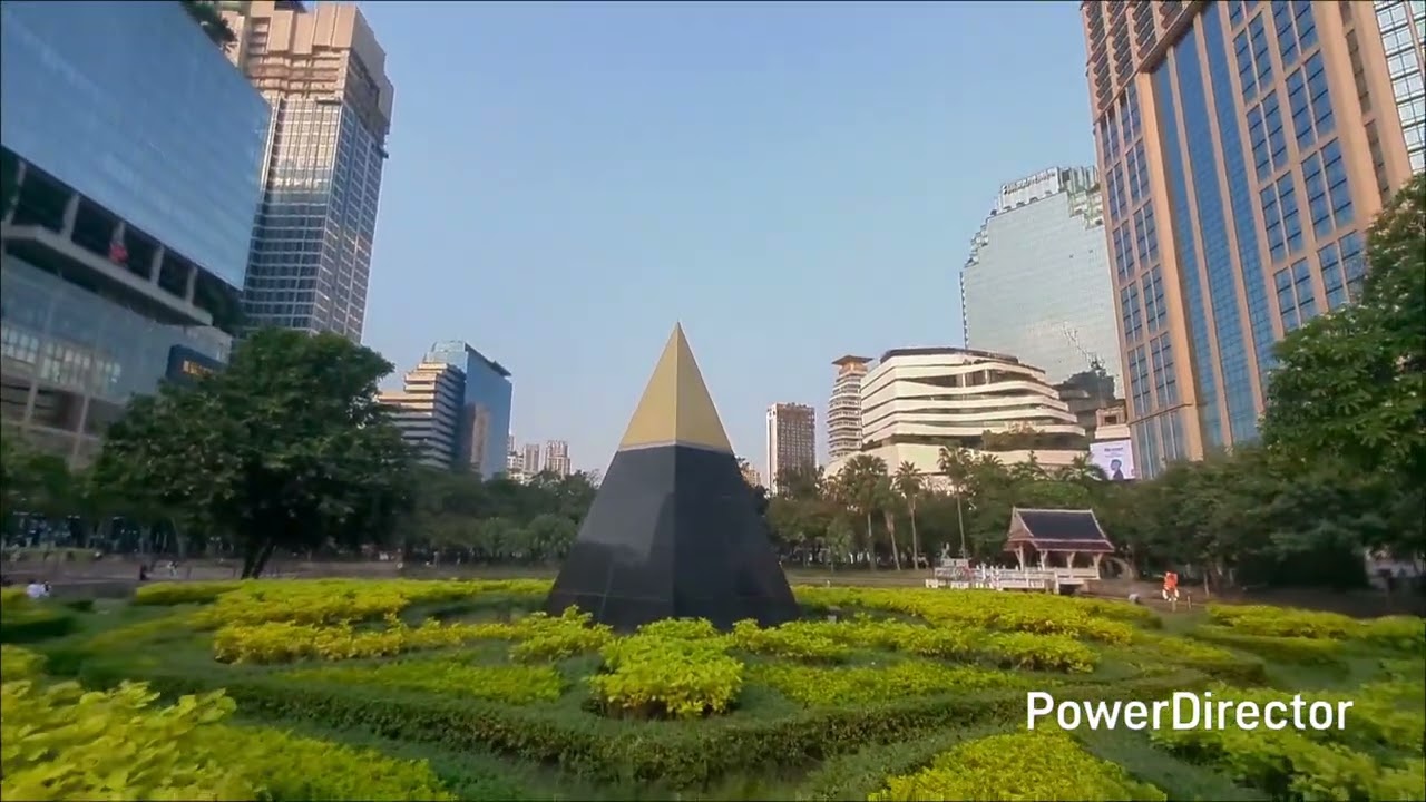 Phrom Phong Bangkok Eager Expat walking tour street exploration
