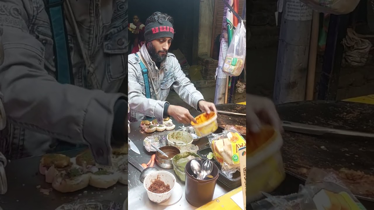 Konnagar Book Fair ke bahar ye bhayia apni dukan lagate he , inki dukan me Vada Pav, Pav Bhaji, Momo