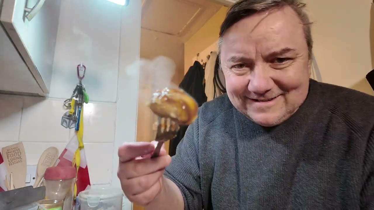 Сосиски с картофельным пюре и хлеб.