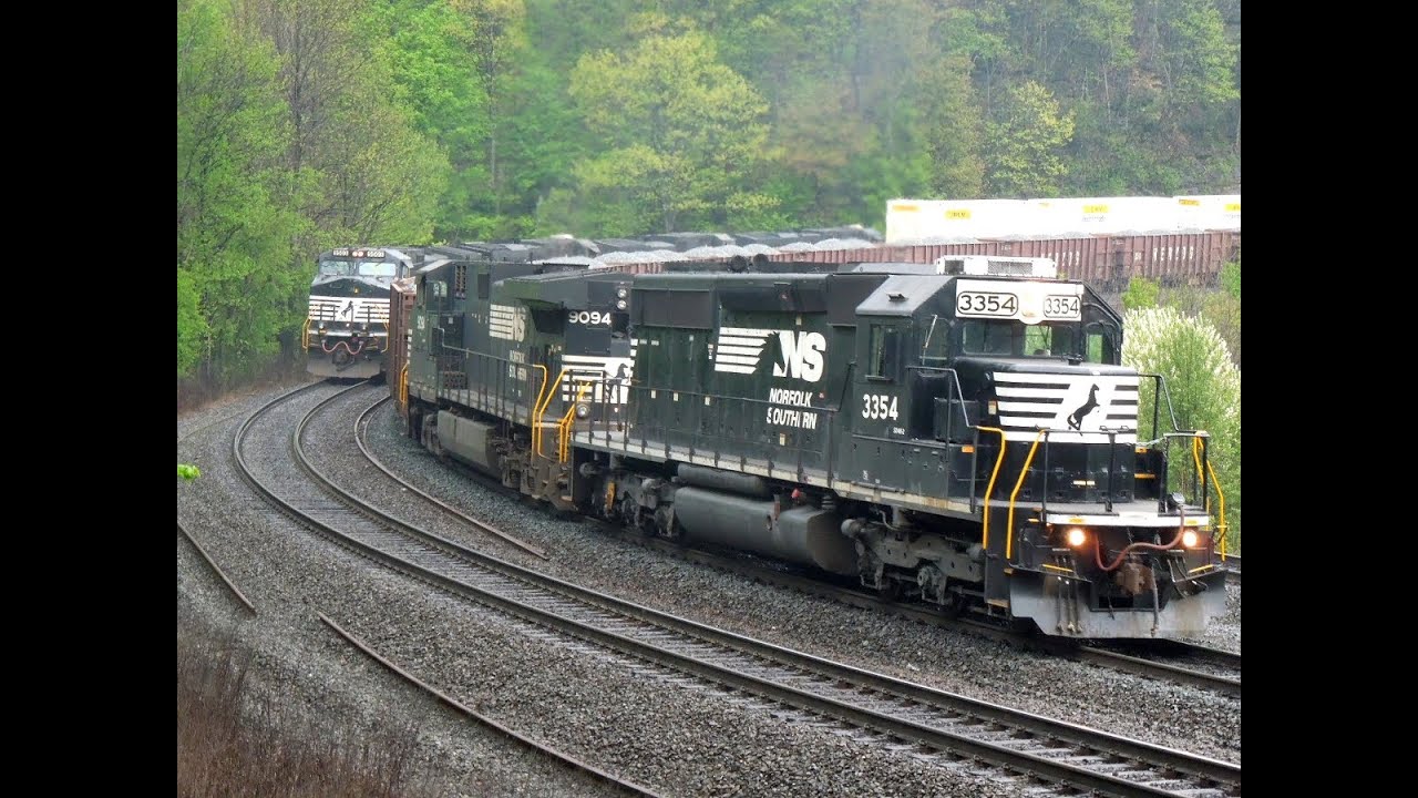 2 Trains Race WB at Horseshoe Curve!