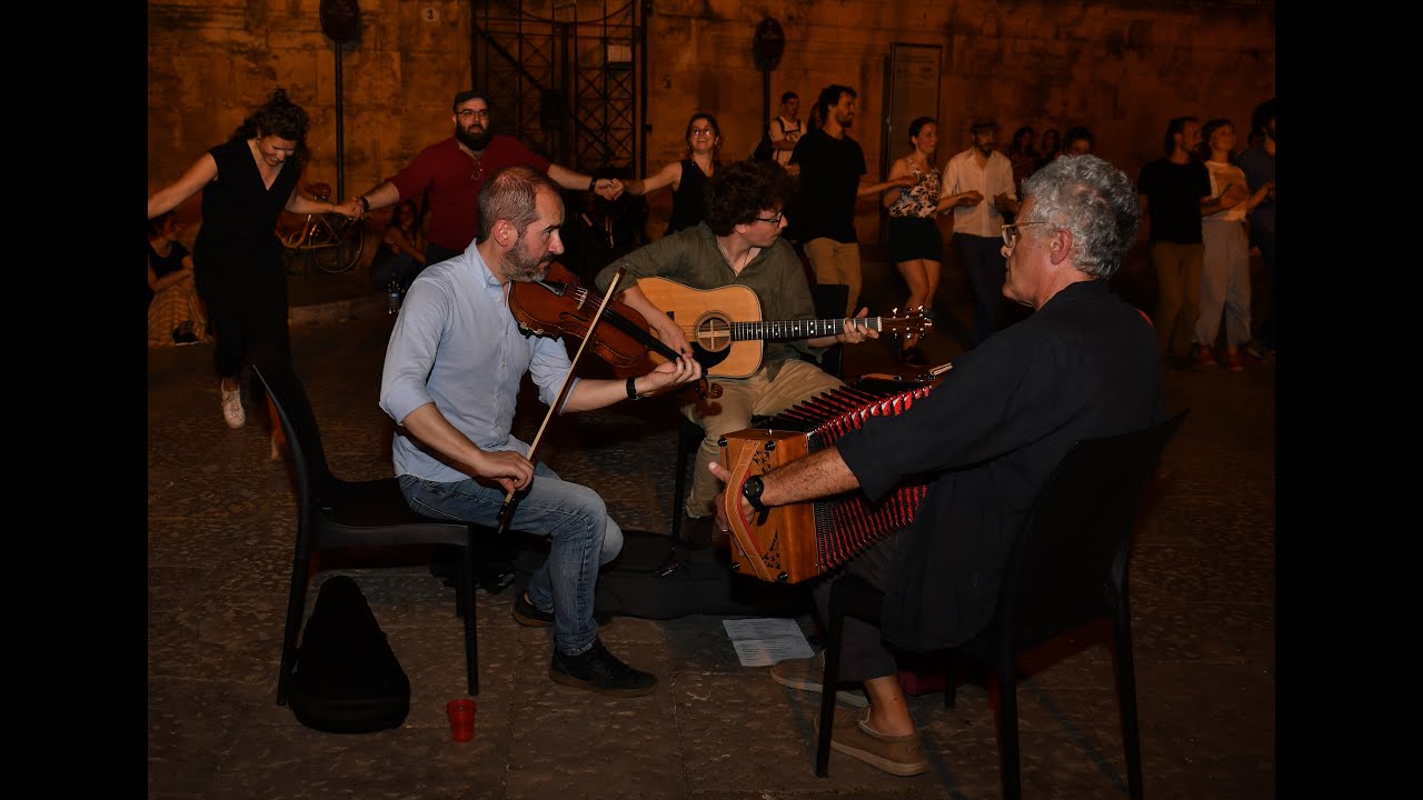 Velverde Trio: mix di cinque brani a Piazza Bellini, maggio 2022