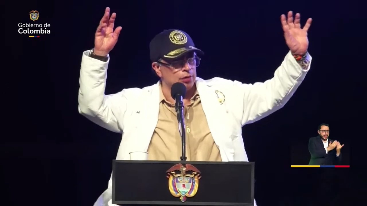 EN CORO ¡Le Gritaron! POR ORDENAR A POLICÍA Y MILITARES ESTO frente a todos mientras entregaba...