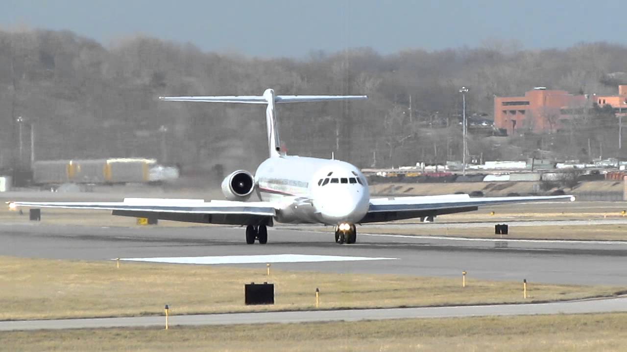 Ameristar Jet MD-83 Landing Kansas City Downtown Airport Rwy 19