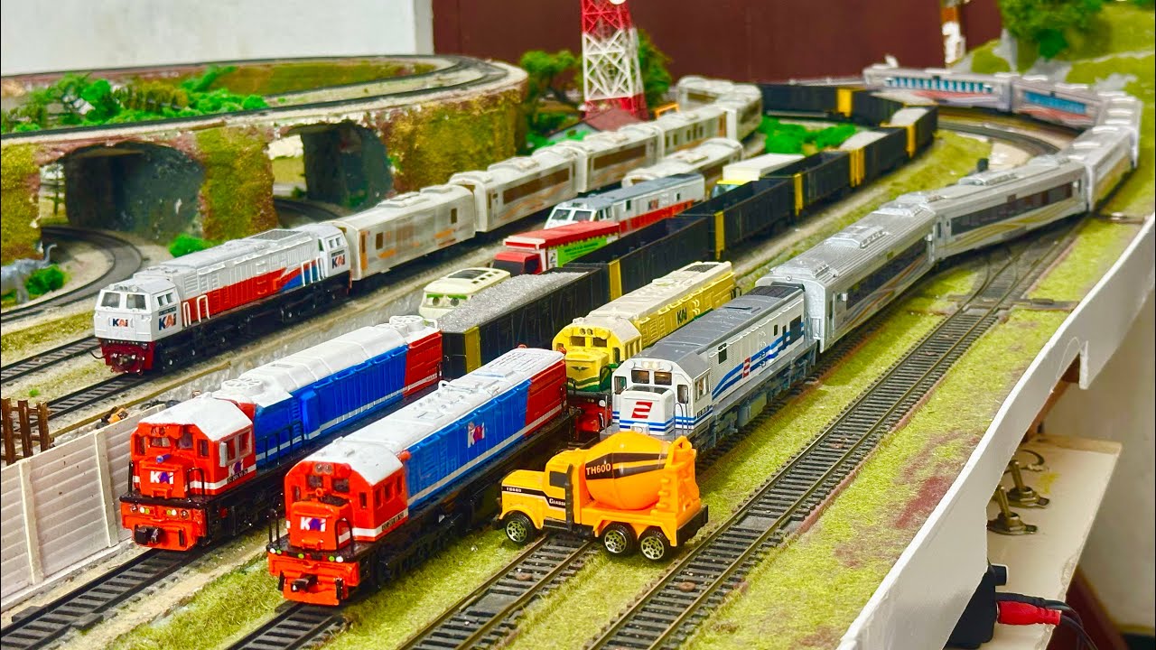 Merakit Kereta api Argowilis & KA Babaranjang anjlok menabrak Truk molen yg terpalang di rel #train 