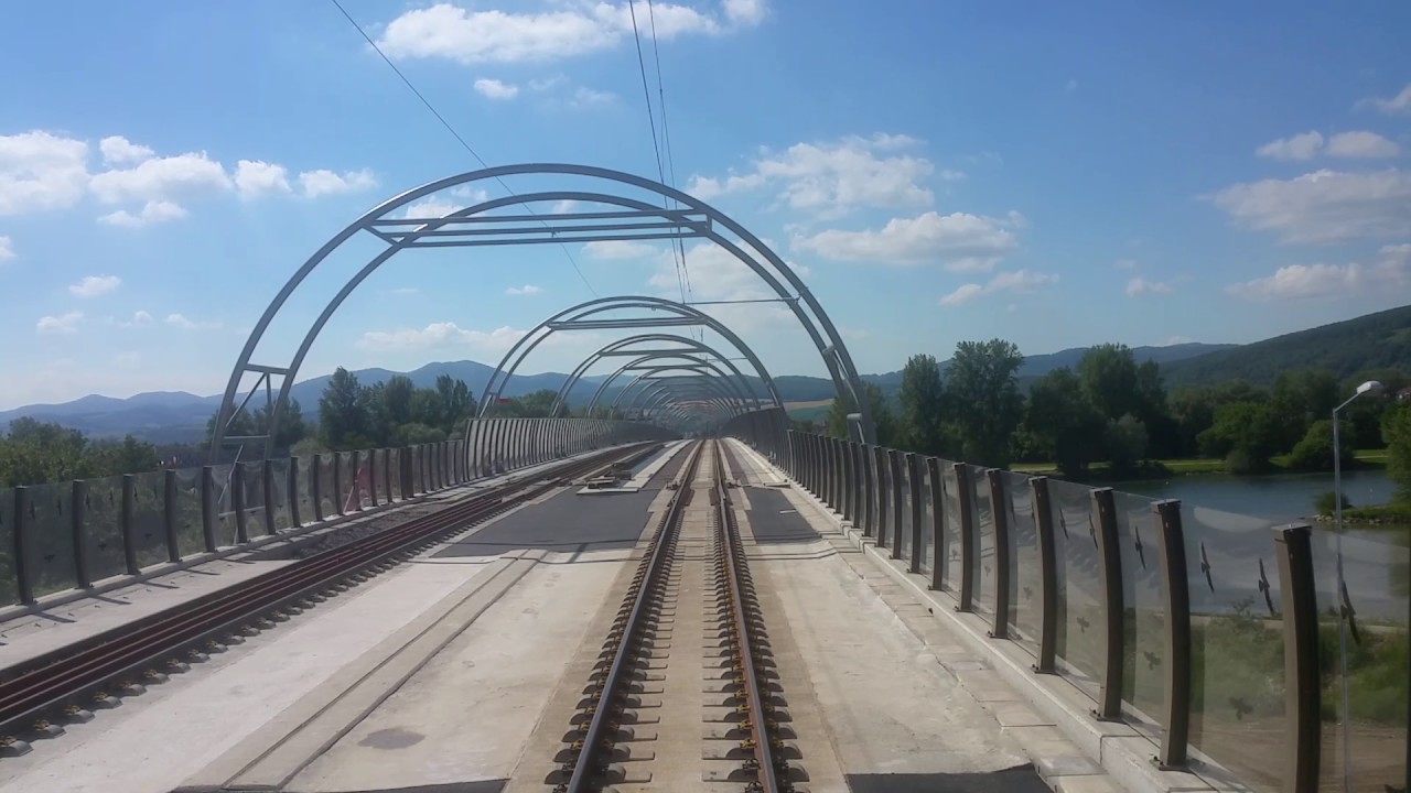 Prejazd železničným mostom v Trenčíne